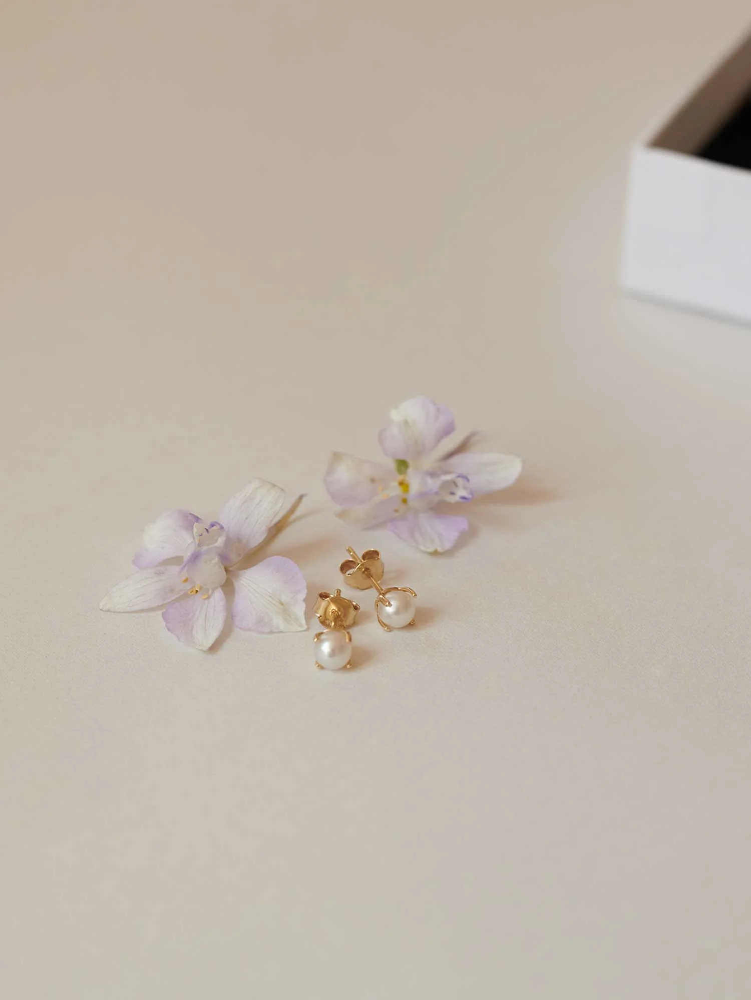 Soft Pearl Studs | 14k Echtgold - Image 3